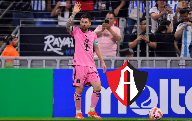 Al finalizar el encuentro, Lionel Messi reconoció al jugador de los Zorros del Atlas saludándolo y dándole su playera. IMAGO7 / ARCHIVO