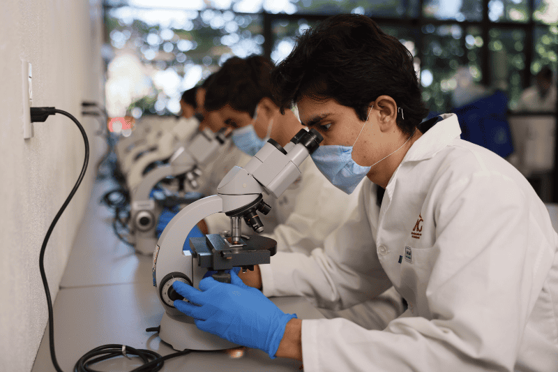 Esta institución cuenta con instalaciones y servicios para complementar tu formación.  