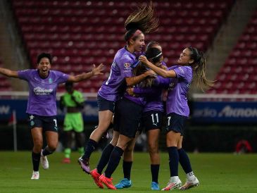 Chivas sacó el barco a flote y pudo ser mejor que sus adversarias para mantener el paso perfecto en el arranque de la actual campaña. IMAGO7.