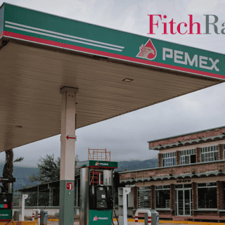 Fitch eleva calificación a Pemex por apoyo del Gobierno, pero advierte fragilidad