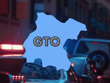 Los cuerpos de los civiles quedaron tirados en la vía pública hasta que personal forense de la Fiscalía General del Estado se presentó. ESPECIAL / CANVA