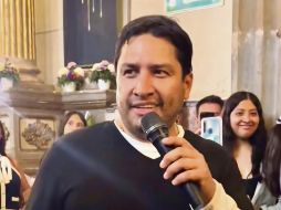 Julión Álvarez. El cantante accedió a interpretar uno de sus temas tras la insistencia de los asistentes a la misa. ESPECIAL