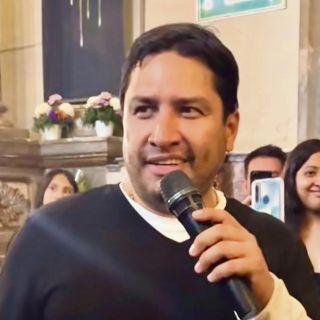 Julión Álvarez canta en iglesia de Talpa tras cumplir una manda