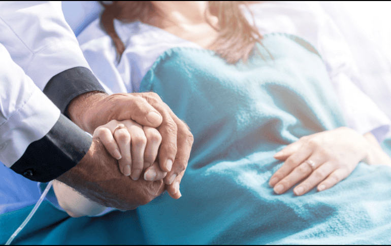 Muchas veces, solo el personal médico o cuidadores experimentados son capaces de detectar ese aroma particular. Las familias o personas cercanas, al estar emocionalmente involucradas, pueden no notarlo o simplemente atribuirlo a otros factores como medicamentos, sudor o cambios en la higiene diaria del paciente. CANVA