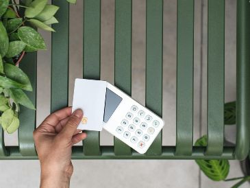 Los negocios argumentan que este cobro es para cubrir las comisiones que les imponen las plataformas de pago o bancos, que van del 1.5% al 3.6%. Unsplash