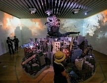 Esta foto que muestra a personas visitando la exposición que conmemora el 70 aniversario del nacimiento de Godzilla. Arte de Katie Forster y Kyoko Hasegawa. AFP / K. Nogi