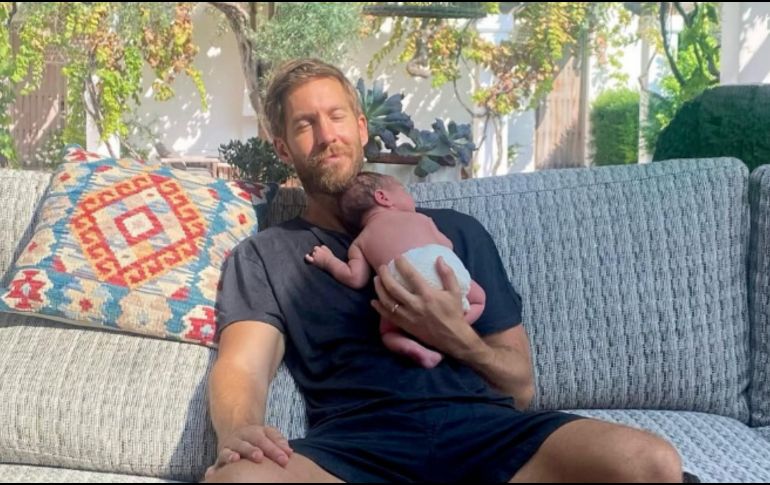 En la imagen que abre una colección de fotografías en la isla mediterránea, se puede observar al DJ con los ojos cerrados y sentado en un sofá mientras sujeta al bebé de espaldas contra su pecho. INSTAGRAM / @calvinharris