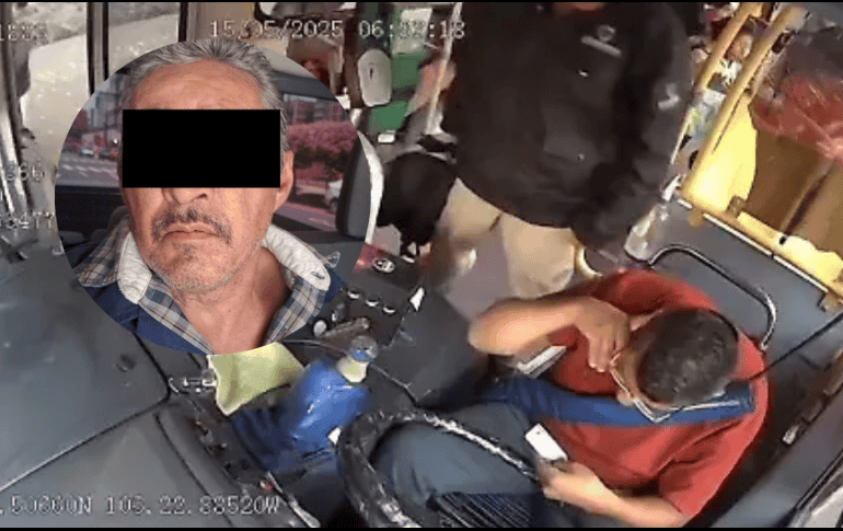 En las imágenes se observa cómo un hombre vestido con ropa oscura, identificado como personal privado de seguridad, agrede en algunas ocasiones al chofer y después lo golpea en la cabeza con lo que parece ser un recipiente o termo. ESPECIAL/  Fiscalía de Jalisco.