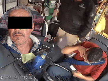 En las imágenes se observa cómo un hombre vestido con ropa oscura, identificado como personal privado de seguridad, agrede en algunas ocasiones al chofer y después lo golpea en la cabeza con lo que parece ser un recipiente o termo. ESPECIAL/  Fiscalía de Jalisco.