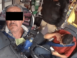 En las imágenes se observa cómo un hombre vestido con ropa oscura, identificado como personal privado de seguridad, agrede en algunas ocasiones al chofer y después lo golpea en la cabeza con lo que parece ser un recipiente o termo. ESPECIAL/  Fiscalía de Jalisco.