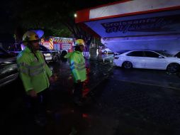 El espectacular cayó en el cruce de avenida Américas y la calle José María Vigil. CORTESÍA/PC y Bombetos de Gdl