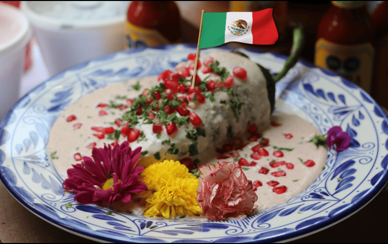 A medida que nos acercamos al mes patrio, los chiles en nogada aparecen en los menús de las mesas tradicionales de muchas familias mexicanas. EL INFORMADOR / A. Navarro