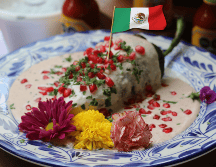 A medida que nos acercamos al mes patrio, los chiles en nogada aparecen en los menús de las mesas tradicionales de muchas familias mexicanas. EL INFORMADOR / A. Navarro