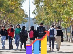 Si bien pudiera parecer una cifra baja, de acuerdo con  Fabián Morales Cobos, coordinador de Control Escolar de la UdeG, representa un esfuerzo para que más alumnos puedan continuar sus estudios. EL INFORMADOR / ARCHIVO