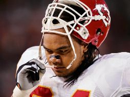 Junior Siavii, de los Chiefs, inhala sales durante un juego. AFP/B. Bahr