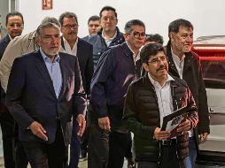 El presidente electo de la Corte (al frente) se reúne con senadores de Morena para preparar su toma de protesta. EL UNIVERSAL