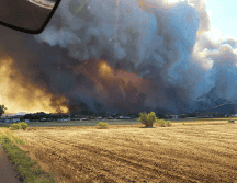 Consecuencia del incendio, ya se registra una persona fallecida, otras nueve que resultaron heridas, incluidos siete bomberos, y otra persona desaparecida, agrega la nota. AP / Protección Civil de Corbieres