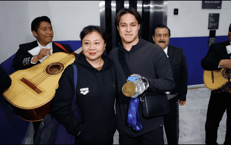 El clavadista Osmar Olvera llegó ayer a la Ciudad de México proveniente del Mundial de Deportes Acuáticos Singapur 2025, junto con su entrenadora Ma Jin. SUN / D. S. Sánchez