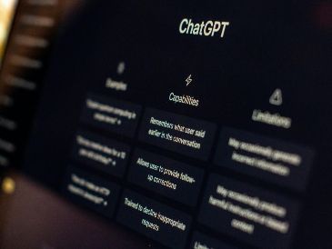 En un entorno donde la popularidad de la IA crece sin freno, la verificación de procedencia, la educación en ciberseguridad y el uso de canales oficiales para descargas son clave para no caer en la trampa. Unsplash