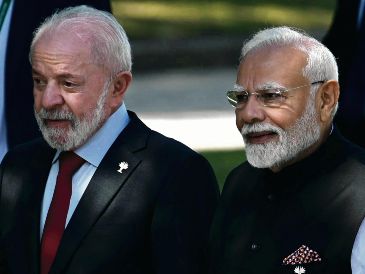 El presidente de Brasil, Lula da Silva, y el primer ministro de India, Narendra Modi, posan para una fotografía durante la cumbre de los BRICS, en Río de Janeiro, Brasil, el 6 de julio de 2025. AFP