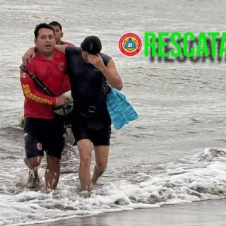 Rescatan a una persona en riesgo de ahogamiento en playa de Puerto Vallarta