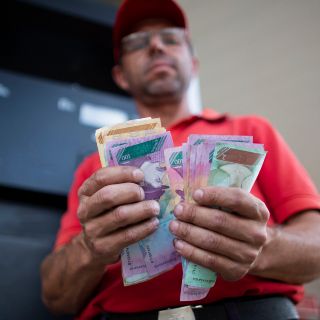 El salario mínimo en Venezuela llega a un dólar por mes, según el cambio del Banco Central