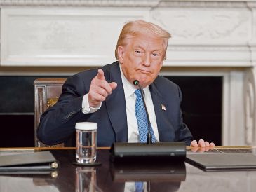 El presidente de Estados Unidos firma la orden para que el Pentágono realice operaciones militares directas contra cárteles designados como terroristas. EFE