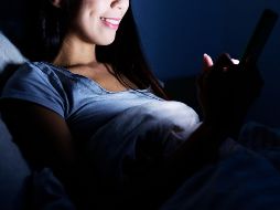 Tanto la duración en pantalla como el horario del sueño influyeron en la relación entre el tiempo frente a los dispositivos electrónicos y el riesgo cardiometabólico. ESPECIAL / CANVA