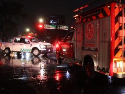 Debido a tales condiciones, elementos de Protección Civil y Bomberos de Zapopan realizaron operativos durante la madrugada para limpiar bocas de tormenta y alcantarillas. ESPECIAL / Protección Civil y Bomberos Zapopan