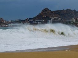 Vista de los altos oleajes en Cabo San Lucas en Baja California. EFE