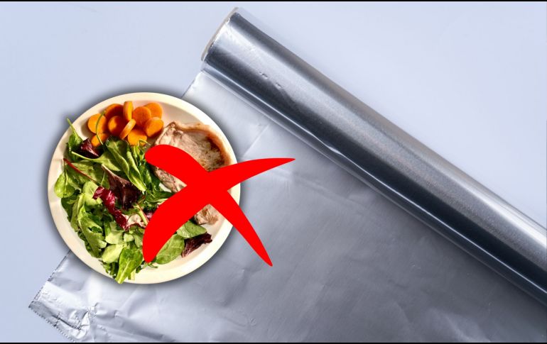 El papel aluminio es útil, pero no todos los alimentos deben estar en contacto con él, especialmente los ácidos, salados o calientes. CANVA