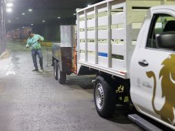 Las labores nocturnas incluyen barrido, hidrolavado y balizamiento en avenidas y pasos a desnivel. EL INFORMADOR/H. Figueroa