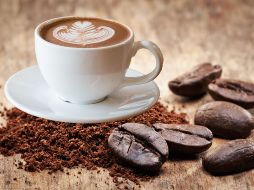 El café puede ser un aliado para mantenerse alerta, pero no sustituye al descanso ni a una buena nutrición. Más que generarnos energía, simplemente bloquea las señales de cansancio, dándonos la ilusión de estar más activos de lo que realmente estamos. CANVA