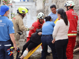 Tras la fuerte caída, la mujer presentó heridas en una de sus piernas. ESPECIAL/Coordinación Municipal de Protección Civil y Bomberos de Zapopan
