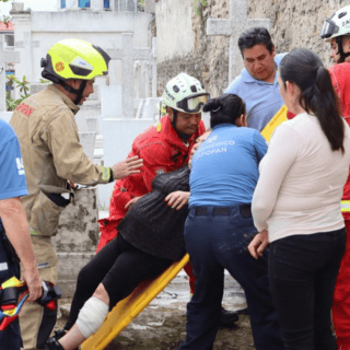 Bomberos de Zapopan auxilian a una mujer que cayó dentro de una tumba