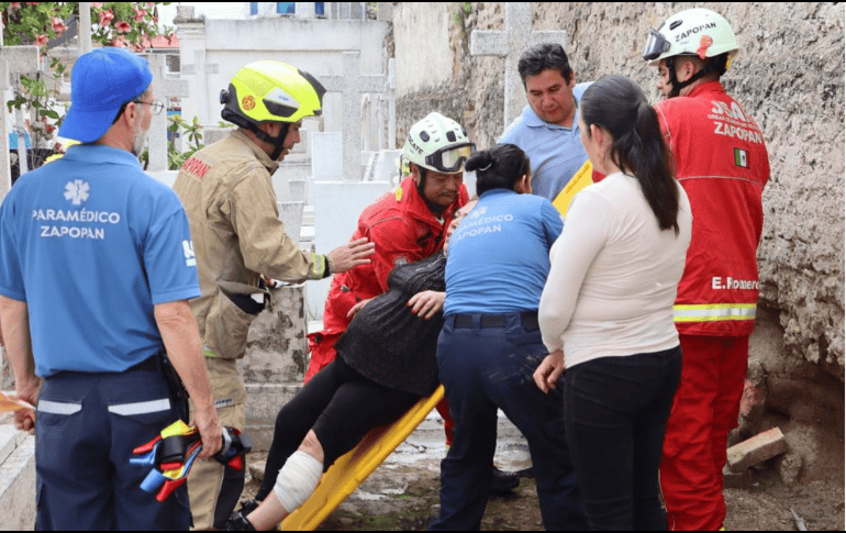 Tras la fuerte caída, la mujer presentó heridas en una de sus piernas. ESPECIAL/Coordinación Municipal de Protección Civil y Bomberos de Zapopan