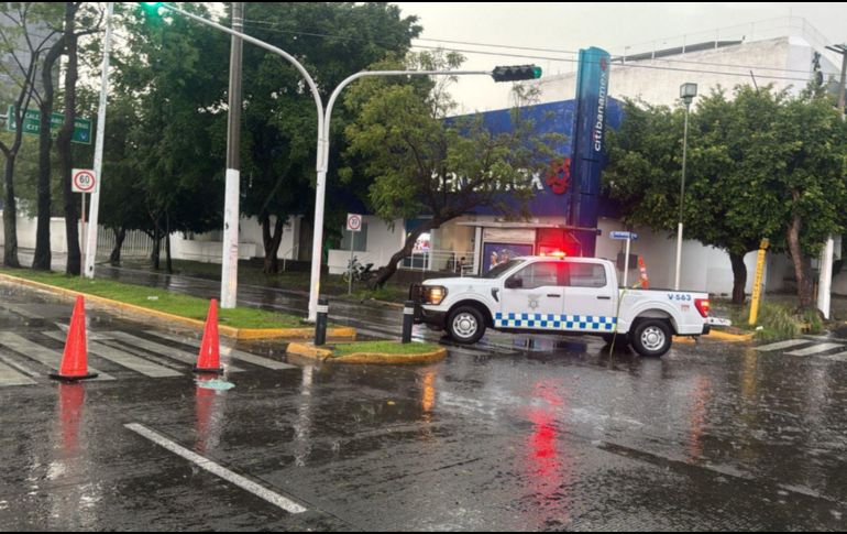 Debido a la lluvia registrada esta tarde, algunos puntos se inundaron y fueron cerrados a la circulación. POLICÍA VIAL
