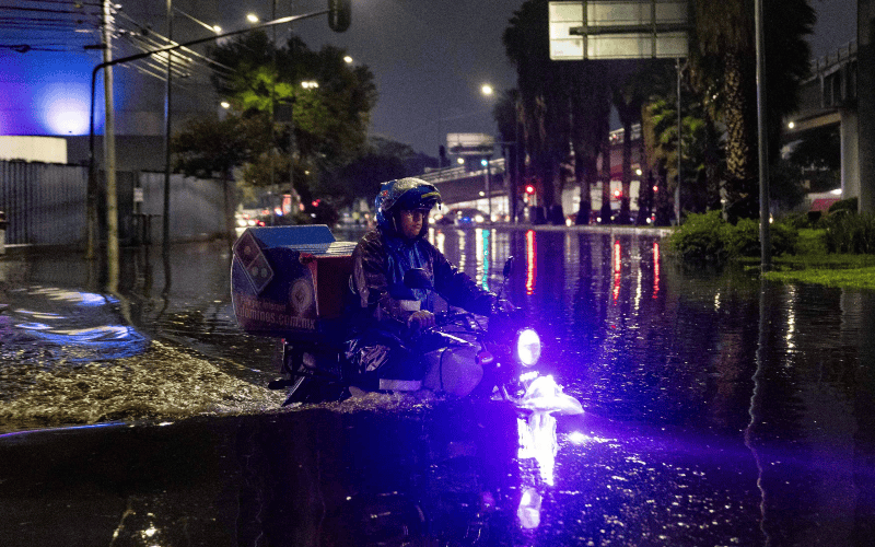 Afectaciones por las lluvias en Francisco del Paso y Troncoso y la calzada Ignacio Zaragoza, en la alcaldía Venustiano Carranza. SUN / H. Salvador