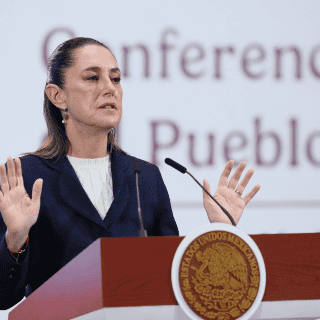 Sheinbaum responde con el himno por presuntos vuelos de drones de la CIA