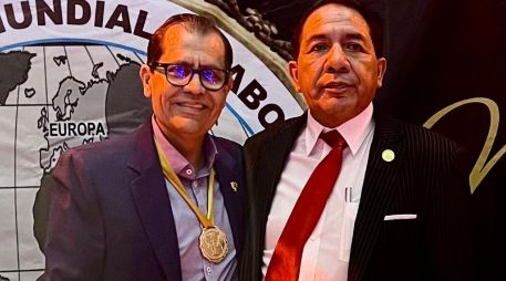 El galardonado Dr. Víctor Hugo Pérez Rojas y el Maestro Oscar Juárez Cárdenas, Presidente de la Organización Mundial de Abogados OMA Sección Mexico.