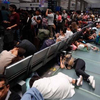 AICM con caos nocturno, pasajeros siguen varados tras las lluvias