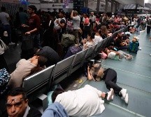 Muchos viajeros debieron pernoctar en el aeropuerto. Hay vuelos del domingo que han sido reprogramados hasta el jueves de esta semana. SUN/D. Simón