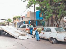 Para que un auto sea considerado como abandonado, debe tener 30 días sin ser movilizado. Los reportes se hacen al teléfono 333-268-2982, extensiones 2986 y 2956. ESPECIAL