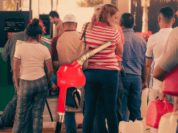 En dichas zonas se pudieron observar largas filas en las gasolineras. EFE / ARCHIVO
