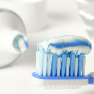 ¿Cómo puedes solicitar tu reembolso si compraste la pasta de Colgate con alerta sanitaria?