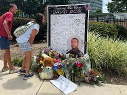 Memorial en honor al policía fallecido en el tiroteo de la sede de los Centros para el Control y la Prevención de Enfermedades de Atlanta. AP