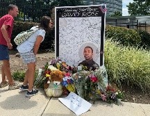 Memorial en honor al policía fallecido en el tiroteo de la sede de los Centros para el Control y la Prevención de Enfermedades de Atlanta. AP