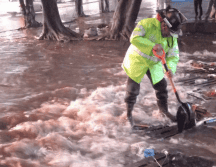 La tormenta de esta tarde dejó varias vialidades inundadas y vehículos varados. @GuadalajaraGob