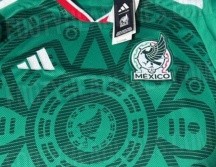 La camiseta presenta un diseño de marca de agua con símbolos mexicas, como la de ABA Sport de 1998 y la Garcis de 1999. X/Footy_Headlines