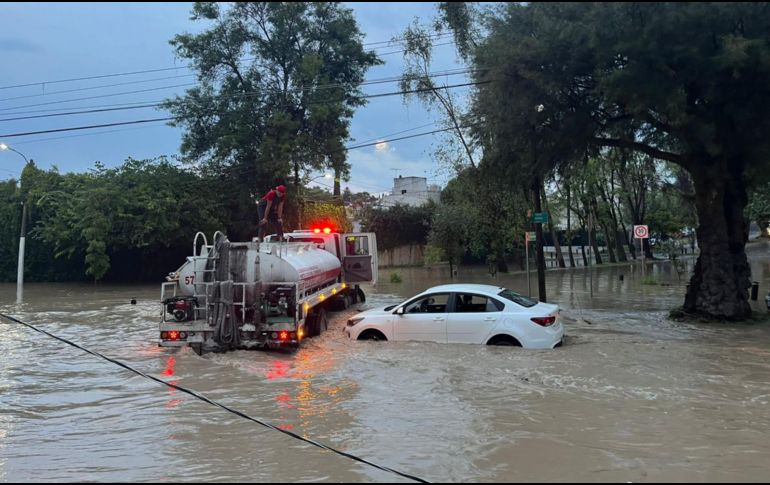 Se registraron dos inundaciones en viviendas de la colonia San Juan de Ocotán. ESPECIAL